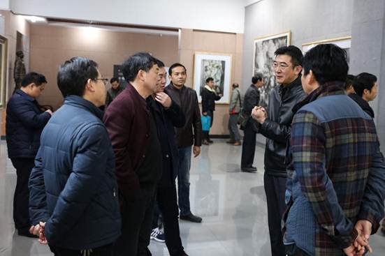 刘和云校长参观教师作品展4