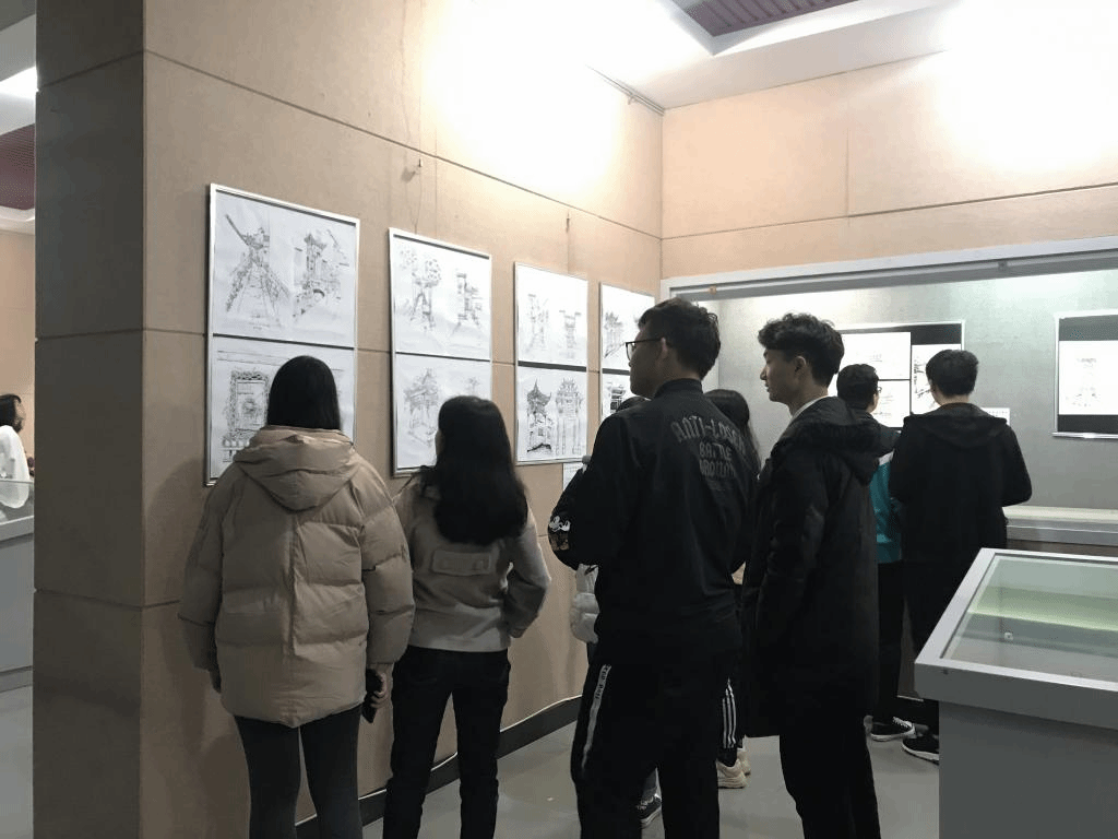 学生观看写生考察汇报展