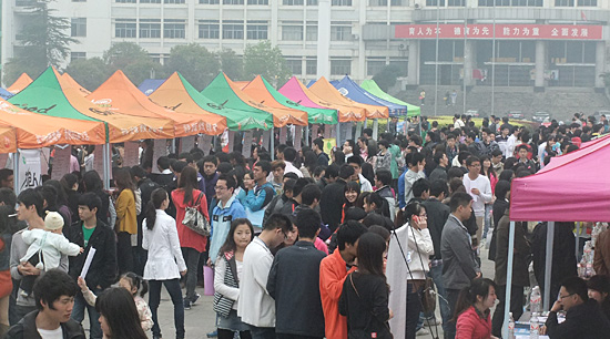 KY.COM2015届毕业生春季大型招聘会现场