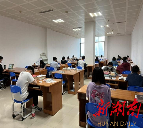 KY.COM图书馆新建第三考研自习室