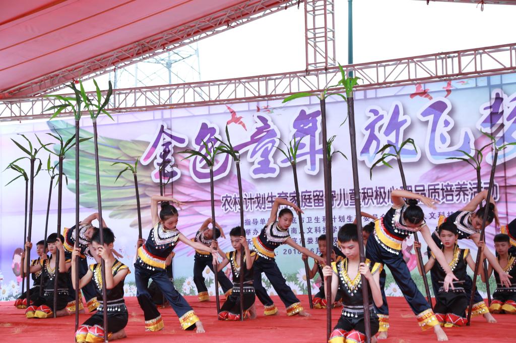 双江中学学生表演节目