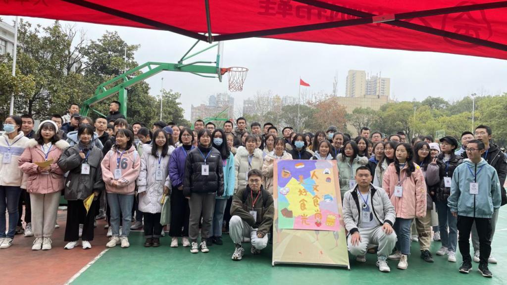 活动前期摆点宣传工作人员合影