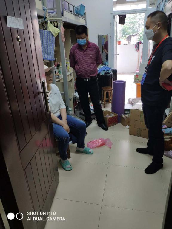 农生院党总支书记胡少平(右二)、总支副书记王东光(右一)慰问现场
